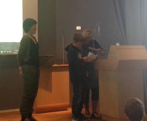 Lions Hammerfest overrekker sjekk til Montebellose